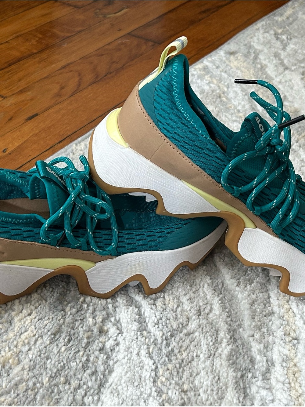 SOREL Teal Athletic Knit Women's Sneakers with Tan and Cream Accents. SZ 7